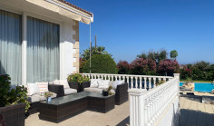 Luxury 5 bedroom house with swimming pool for sale in Parekklisia