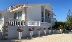 Luxury 5 bedroom house with swimming pool for sale in Parekklisia