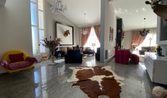 Luxury 5 bedroom house with swimming pool for sale in Parekklisia