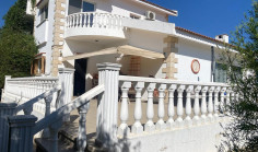 Luxury 5 bedroom house with swimming pool for sale in Parekklisia