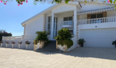 Luxury 5 bedroom house with swimming pool for sale in Parekklisia
