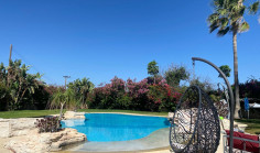 Luxury 5 bedroom house with swimming pool for sale in Parekklisia