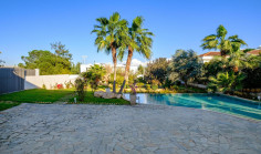 Large 5 bedroom house with swimming pool for sale in Engomi