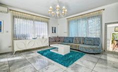 4 bedroom house with swimming pool to rent in Amathus area