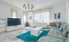 4 bedroom house with swimming pool to rent in Amathus area