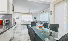 4 bedroom house with swimming pool to rent in Amathus area