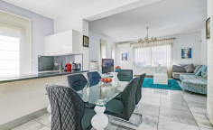 4 bedroom house with swimming pool to rent in Amathus area