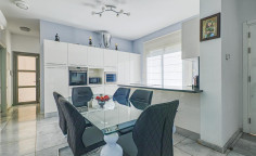 4 bedroom house with swimming pool to rent in Amathus area