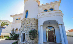 Luxury 6 bedroom house with swimming pool for sale in Perivolia Luxury 6 bedroom house with swimming pool for sale in Perivolia