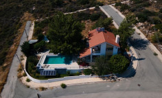 4 bed house with swimming pool for sale in Souni-Zanakia