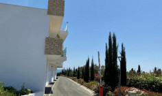 2 bedroom apartment with swimming pool to rent in Coral Bay