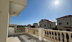 Beautiful 3 bedrooms house with swimming pool for sale in Mouttagiaka