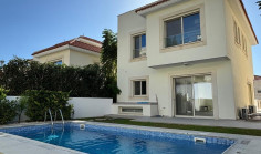 Beautiful 3 bedrooms house with swimming pool for sale in Mouttagiaka