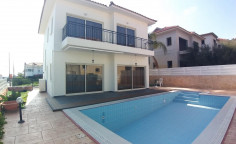 3 bedroom house with swimming pool in Oroklini 
