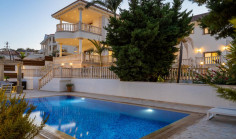 6 bedroom house with swimming pool to rent in Kalogiroi