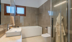 6 bedroom house with swimming pool to rent in Kalogiroi