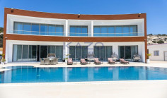7-bedroom villa on a 6,000m&sup2; estate with pool, gym & football pitch in Parekklisia 