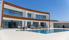 7-bedroom villa on a 6,000m&sup2; estate with pool, gym & football pitch in Parekklisia 