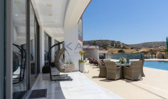 7-bedroom villa on a 6,000m&sup2; estate with pool, gym & football pitch in Parekklisia 