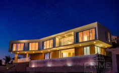 Large 5 bedroom villa for sale in Peyia