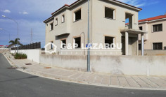 Large 4 bedroom house with swimming pool for sale in Pyla