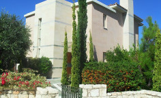 Lovely 4 bedroom villa with swimming pool for sale in Latsi