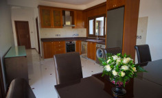 4 bedroom furnished villa with swimming pool to rent in Peyia