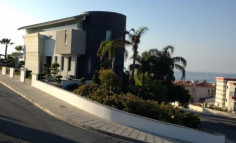 Large 5 bedrooms house with swimming pool for sale in Limassol