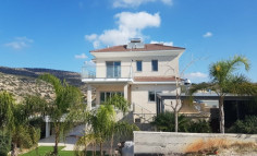 Lovely 4 bedrooms house with swimming pool for sale in Limassol