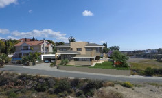 Large 4 bedrooms house with swimming pool for sale in Limassol