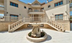Luxury 5 bedroom house with swimming pool for sale in Mouttagiaka