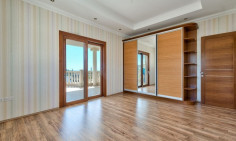 Luxury 5 bedroom house with swimming pool for sale in Mouttagiaka