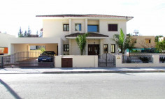Luxurious 4 bedroom villa for sale in the center of Larnaca 