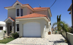 A beautiful detached house for sale in Pyla with large interior spaces and plenty of storage 