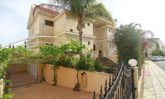 A large four bedroom luxury house for sale in Limassol with swimming pool only a few meters from the sea
