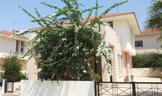 3 bedroom detached house with title deeds 3rd line from beach 