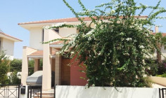 3 bedroom detached house with title deeds 3rd line from beach 