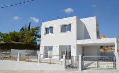 3 bedroom villa with swimming pool for sale in Parekklisia