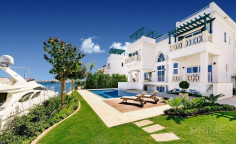 3 bedroom villa with swimming pool for sale in Limassol Marina
