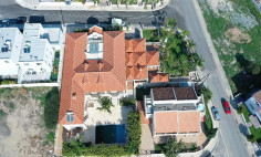 Luxury 5 bedroom house with swimming pool for sale in Oroklini