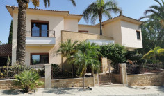 Beautiful 5 bedroom house with swimming pool for sale in Mesovounia