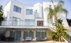 Beautiful 5 bedrooms house with swimming pool for sale in Agios Tychonas
