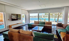 Large 7 bedroom house with swimming pool for sale in Coral Bay