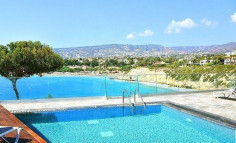 Large 7 bedroom house with swimming pool for sale in Coral Bay
