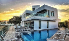 Large 7 bedroom house with swimming pool for sale in Coral Bay