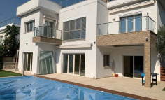 Lovely 4 bedroom house with swimming pool for sale in Germasogeia Tourist Area