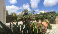 Spacious 3 bedroom furnished villa with swimming pool to rent in Peyia