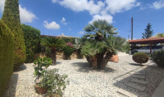 Spacious 3 bedroom furnished villa with swimming pool to rent in Peyia