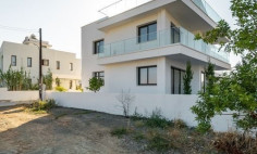 4 bedroom furnished villa with swimming pool to rent in Livadia