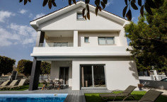 Luxury 3 bedroom furnished house with swimming pool to rent in Perivolia